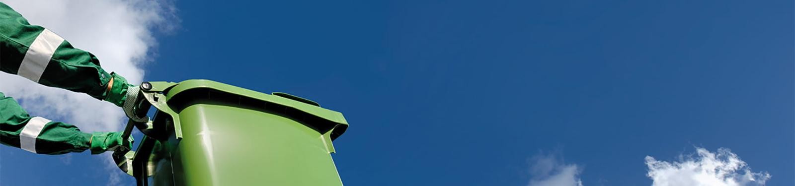 Wir nehmen's mit Zwei Arme greifen einen Abfallbehälter, im Hintergrund Himmel