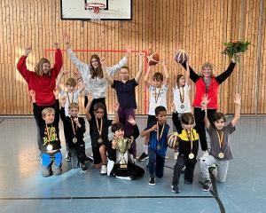 Basketball Jugend des TSV Ettlingen nimmt Siegerpokal entgegen 