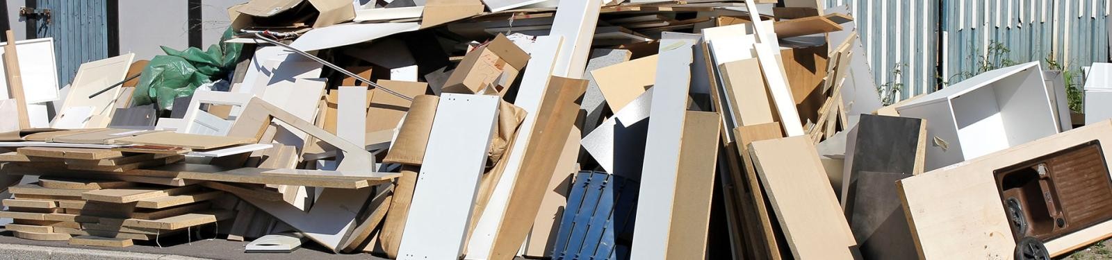 Sperrmüll Vor einer Hauswand steht Sperrmüll zur Abholung bereit