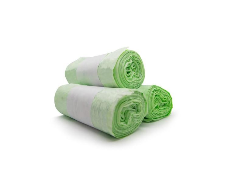 Biobeutel aus biologisch abbaubarem Wertstoff Drei Rollen kompostierbare Plastikbeutel aufeinander gestapelt