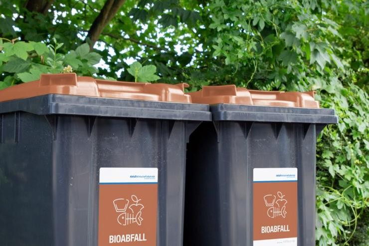 Biotonnen geschlossen halten 2 Biotonnen mit geschlossenen Deckeln