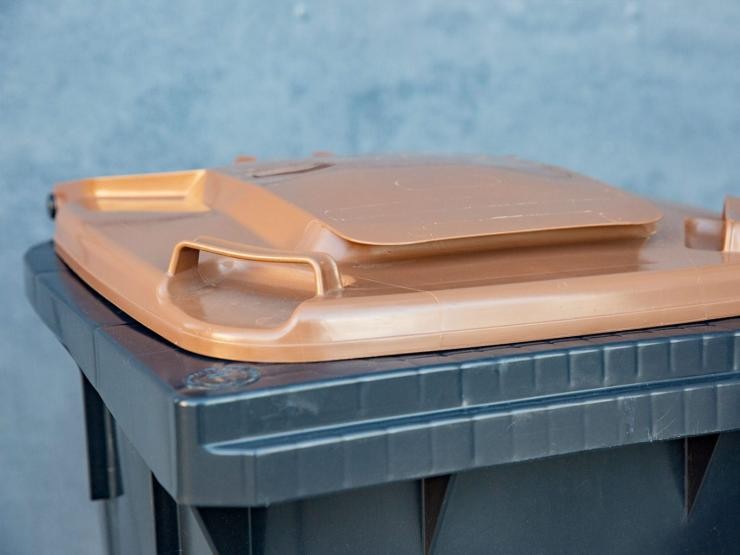 Bioabfall Eine Biotonne mit braunem Deckel