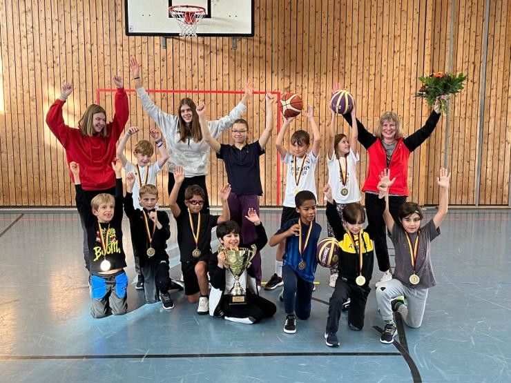 Basketball Jugend des TSV Ettlingen nimmt Siegerpokal entgegen 