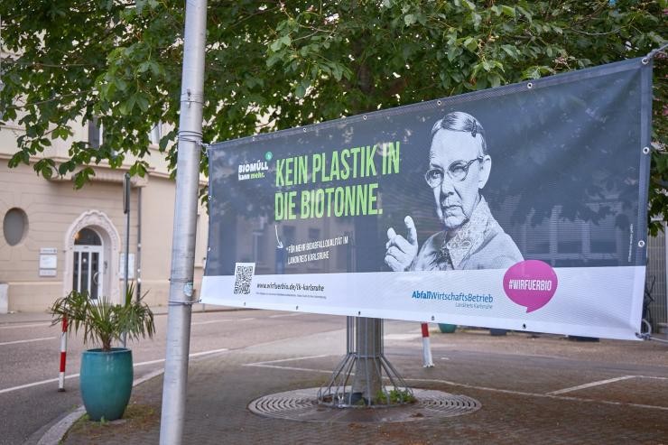 Ein Banner mit #wirfuerbio-Kampagnen-Motiv im Landkreis Karlsruhe 