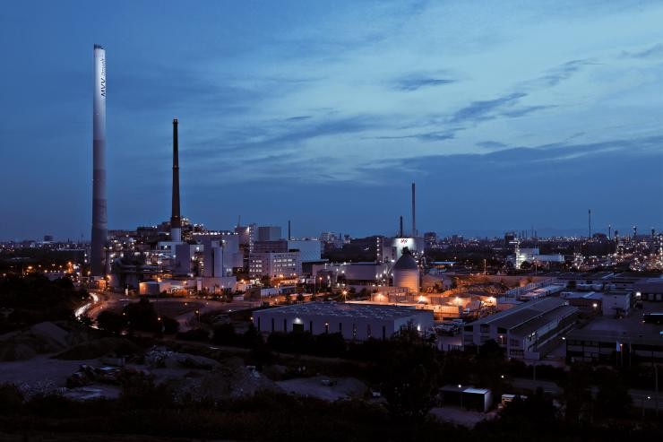 Das Müllheizkraftwerk der MVV Energie AG in Mannheim bei Nacht Das Müllheizkraftwerk der MVV Energie AG in Mannheim bei Nacht