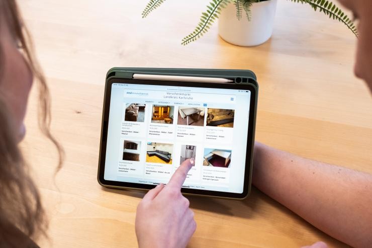 Mockup eines Tablets. Auf dem Bildschirm ist die Verschenkmarkt-Seite des Abfallwirtschaftsbetriebes Landkreis Karlsruhe sichtbar Mockup eines Tablets. Auf dem Bildschirm ist die Verschenkmarkt-Seite des Abfallwirtschaftsbetriebes Landkreis Karlsruhe sichtbar