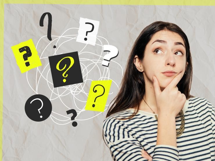 Eine Frau signalisiert mit der Hand eine nachdenkliche Geste, der Blick geht nach oben. Links von der Frau ist ein Chaos aus Fragezeichen. Eine nachdenkliche Frau.