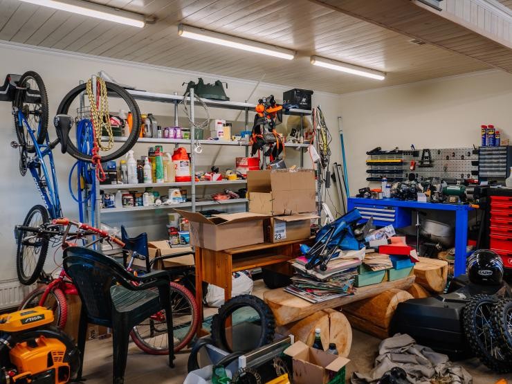 Eine chaotische Garage oder Werkstatt im Frühjahrsputz. Eine chaotische Garage oder Werkstatt im Frühjahrsputz.