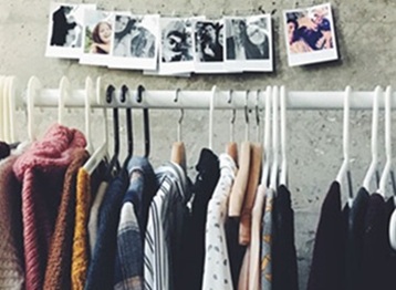 Kleider auf einer Kleiderstange