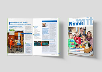 Die Kundenzeitung "Nimm's mit"; links geöffnet; rechts geschlossen, das Titelbild zeigend.