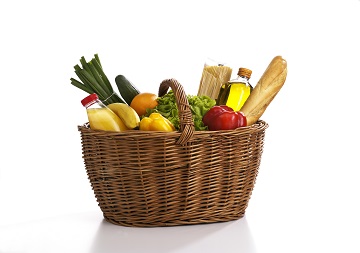 Einkauf mit Korb statt Einmal-Tüte Ein mit Obst, Gemüse und Brot gefüllter Einkaufskorb