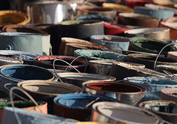 Farbtöpfe mit bunten getrockneten Farben ohne Deckel