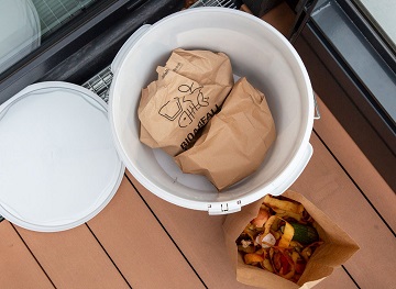 Bioabfalleimer mit Inhalt