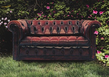 Ein Sofa im Garten Ein Sofa im Garten