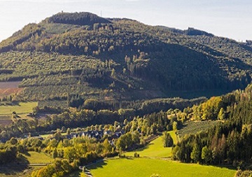 Bild einer begrünten Deponie 