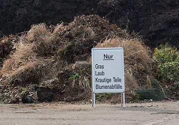Holz- und Altpapiercontainer auf dem Wertstoffhof