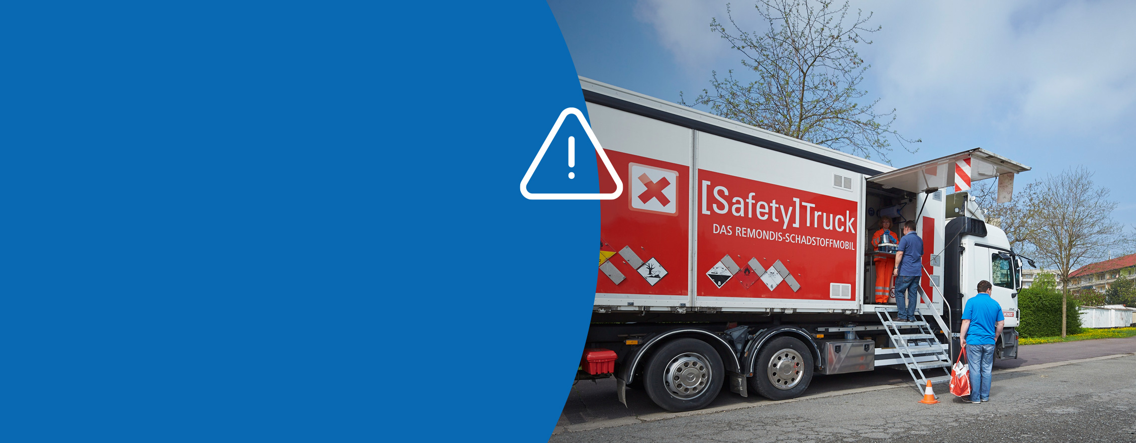 Eine Menschen stehen mit abzugebenden Artikeln vor dem Schadstoffmobil 