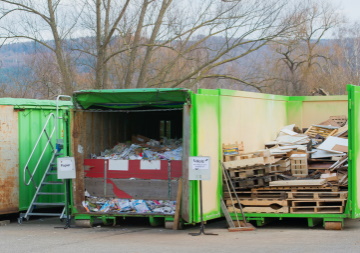 Holz- und Altpapiercontainer auf dem Wertstoffhof