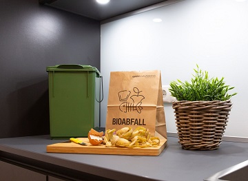 Bioabfallsortierer, Tüte und ein Haufen Bioabfall auf einer Arbeitsplatte