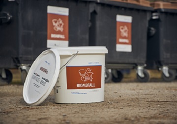 Ein Bioabfalleimer mit offenem Deckel