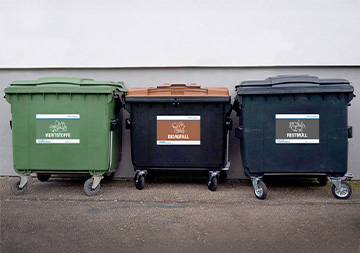 Abfalltonnen vor einem Mehrfamilienhaus